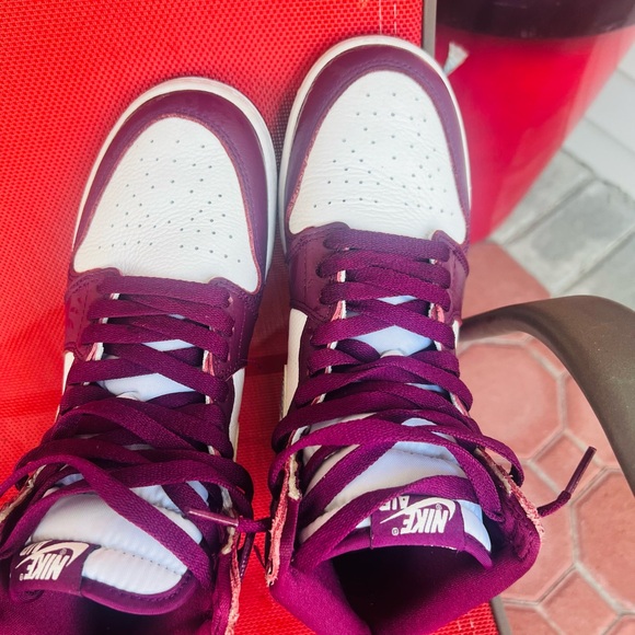 Nike boys athletic sneakers youth size 7 white/Maroon Like new. Worn twice only. - Picture 6 of 7